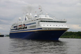 Die Explorer passiert den Nord-Ostsee-Kanal bei Hochdonn in Dithmarschen